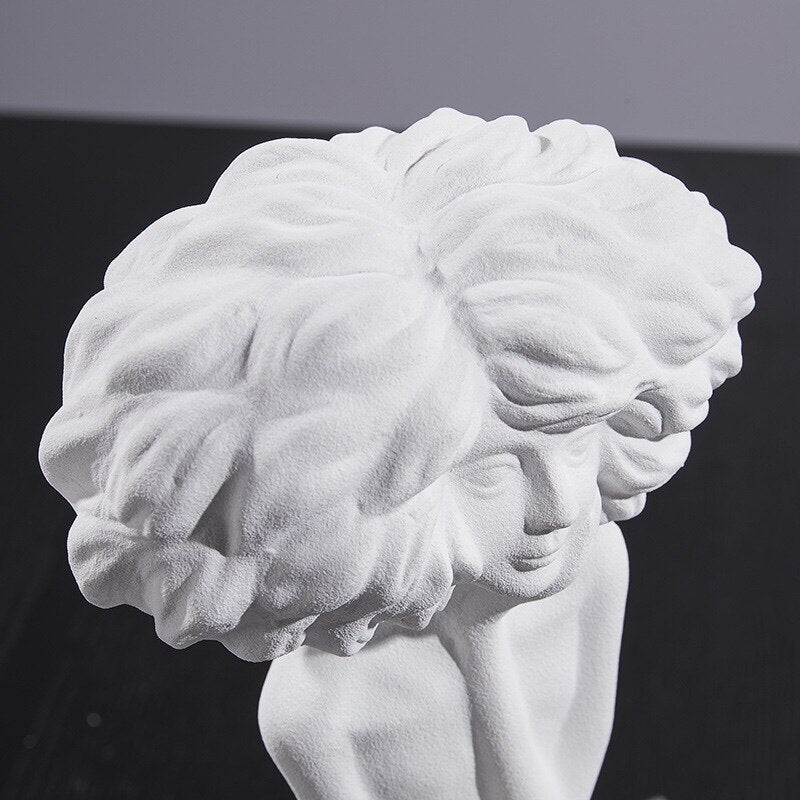 Statua donna pensierosa